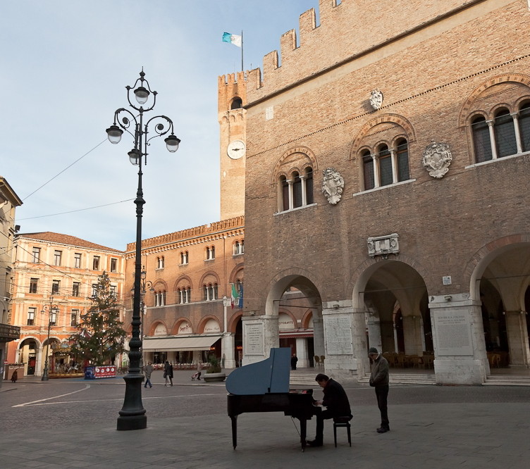 il-pianista-fuori-posto-a-treviso.jpg