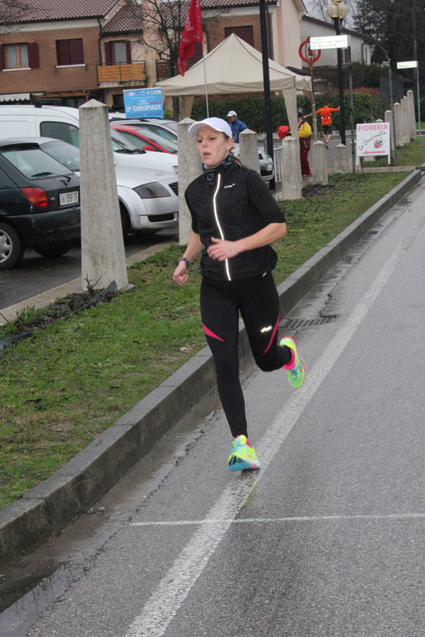 sara-cremonese-prima-tra-le-donne-nei-21-km.JPG