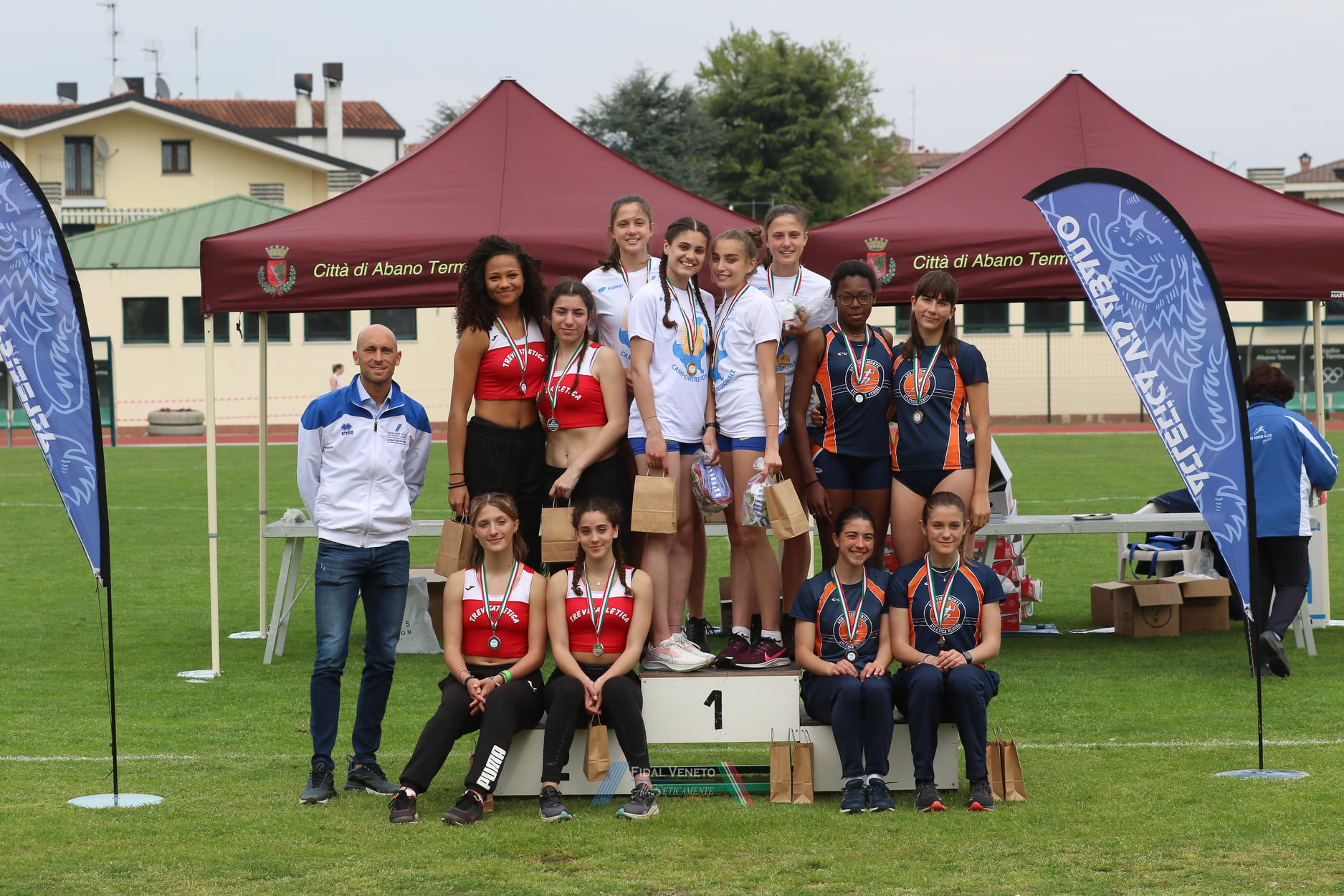 4x100m-allieve-primato.jpg